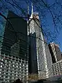 Blick vom Bryant Park auf den fast fertiggestellten Bank of America Tower (Anfang 2008)