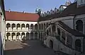 Innenhof mit den zweigeschossigen, dreiseitigen Umlaufarkaden und doppeltem Treppenhaus