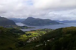 Die Insel Barmøya, Blick von Nordosten (der Røysetfjord rechts und der Barmsund links); rechts im Hintergrund die Insel Silda