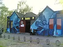 Das mit Graffiti versehene Gebäude Baroeg von außen.