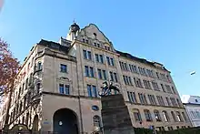 Ehemalige Töchterschule Basel (heute Gymnasium Leonhard). Vordergrund, Skulptur Ritter Georg, 1922/1923 von Carl Burckhardt.