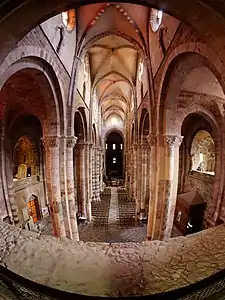 Das Hauptschiff der Basilika Saint-Julien de Brioude in der Auvergne.