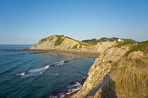 Baskische Küste bei Zumaia mit dem Itzurun Strand