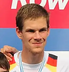 Bastian Bechler trägt das Nationaltrikot. Das Band, an dem seine Medaille hängt, ist sichtbar, die Medaille nicht.