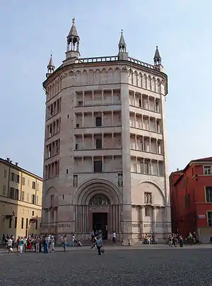 Baptisterium in Parma, Mauerwerk mit Blocksteinen aus Veroneser Marmor