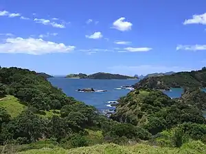 Blick von einer kleinen Insel auf die Bucht