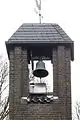 Glockenturm mit Glocke und Wetterhahn