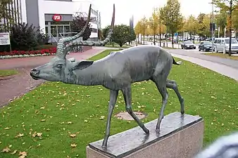 Schreitende Antilope in der Nähe des Lübecker Holstentores