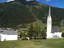 Beide ref. Kirchen in Zernez: links San Bastian, rechts die Hauptkirche