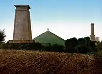 Denkmäler bei La Haye Sainte – links das Denkmal für die KGL