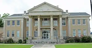 Ben Hill County Courthouse (2015). Das Courthouse wurde im Jahr 1909 im Stile des Neoklassizismus fertig gestellt und verfügte ursprünglich über einen Uhrturm, der nach einem Einsturz zur Jahrhundertmitte jedoch nicht wieder aufgebaut wurde. Im September 1980 wurde das Gebäude als erstes Objekt im County in das NRHP eingetragen.