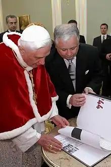 Benedikt XVI. mit hermelinverbrämter Mozetta