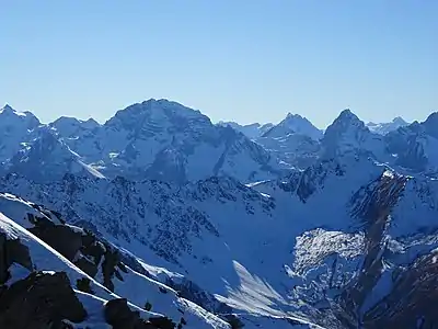 Blick nach Südwesten zu den Bergüner Stöcken (v. l. n. r. Piz Ela, Piz Forbesch und Tinzenhorn).