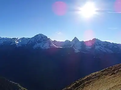 Blich nach Südwesten zu den Bergüner Stöcken mit (v. l. n. r.) Piz Ela, Tinzenhorn und Piz Mitgel.