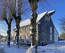 Haus Berg 1 mit großer Ladeluke und 3 alten Hausbäumen