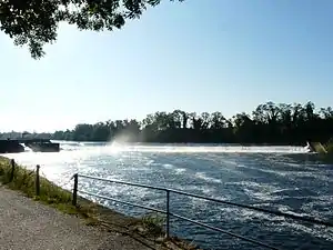 Flußabwärtige Seite des Stauwehrs Bergerac