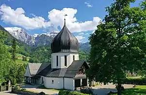 Friedhofskapelle, links davor der Eingang zum Bergfriedhof