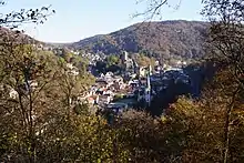 Blick auf Eppstein mit dem Kaisertempel am Berg Staufen im Hintergrund