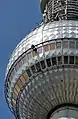 Industriekletterer bei der Fensterreinigung am Berliner Fernsehturm