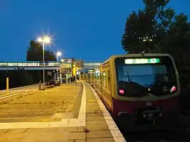 Blick über den Bahnsteig nach Osten