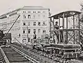 Beim Bau der Berliner Hochbahn kam 1900 eine ähnliche Elektrolokomotive von Siemens zum Einsatz, nur mit Stromschiene statt Oberleitung und mit größerem Radstand