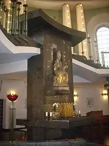 Von der Unterkirche in die Oberkirche reichende Altarsäule der St.-Hedwigs-Kathedrale mit Tabernakel