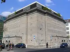 Hochbunker in Berlin als Museum der Gegenwartskunst. Auf dem Dach der Nachbau des Barcelona-Pavillons.