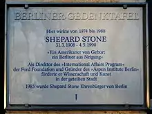 Gedenktafel für Stone, enthält das Zitat „Ein Amerikaner von Geburt ein Berliner aus Neigung“