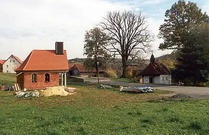 Neubau Kapelle, ehemalige Kapelle rechts (1998)