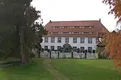 Das Herrenhaus auf der Innenhof-Seite, Blick vom oberen Park