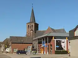 Beugen, Kirche in Straßenansicht