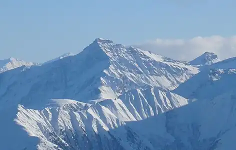 Beverin aus Nord-Nordwesten, von Cassons über das Vorderrhein- und das Safiental hinweg gesehen aus 25 km Entfernung.