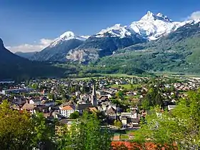 Sicht auf Bex mit den Dents du Midi im Hintergrund