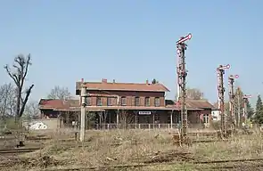 Empfangsgebäude, Wasserkran und Ausfahrsignale in Richtung Magdeburg und Wanzleben, 2014