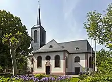 Die Kirche in Bischofsheim mit außermittiger Anordnung des Kirchturms