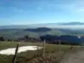 Blick vom Blender südostwärts zu den Alpen (mit Zugspitze); Kempten im Allgäu ist vom Frühnebel verdeckt