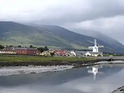 Blick über den Tralee Ship Canal nach Blennerville mit der Windmühle als Wahrzeichen (2006)