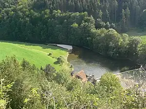 Blick von der Benediktushöhle auf die alte Wehranlage im Juli 2007