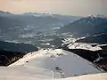 Blick vom Gitsch mit Skigebiet Gitschberg, Streudorf Meransen und der Stadt Brixen im Eisacktal. Gegenüber sind die Dolomiten mit der Seiser Alm und dem Schlern.