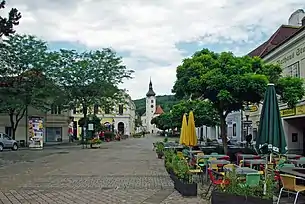 Blick über den Hauptplatz zur Pfarrkirche