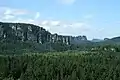 Blick auf die Affensteine mit dem Bloßstock in der Bildmitte, im Hintergrund die Schrammsteine und der Falkenstein