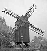 Bohnsdorfer Blockwindmühe aus dem 19. Jahrhundert (links) und 2005 (rechts) im Freigelände des Technikmuseums