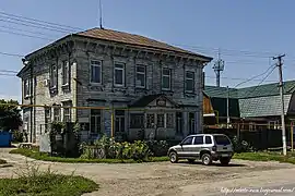 Verwaltungsgebäude (Sozialhilfezentrum), ehemaliges Wohnhaus, mit Holzschnitzereien