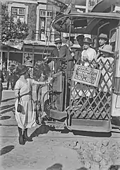 Eine Passantin benutzt einen Briefkasten der Straßenbahn Lissabon, 1921