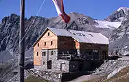 Bonn-Matreier Hütte nach Um- bzw. Ausbau 1982 (Aufnahme: 14. September 1982). Rechts oben im Bild Hoher Eichham (3371 m), darunter das Nillkees.