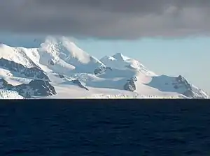 Blick von der Bransfieldstraße auf den Bojana-Gletscher (Hintergrund: Tangra Mountains)