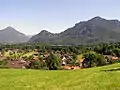 Blick über Brannenburg zum Kranzhorn, Großen Madron und Riesenberg (von links)