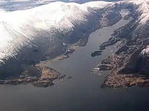 Blick auf den Samfjord mit der Ortschaft rechts im Bild