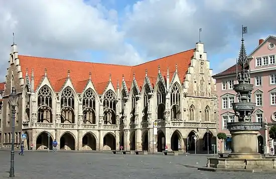 Altstadtrathaus mit Marienbrunnen und Stechinelli-Haus