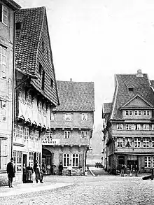 Linkes Bild: Blick von der Auguststraße in Richtung Jodutenstraße, links zweigt die Kuhstraße ab (um 1880).Rechtes Bild: Blick durch die Jodutenstraße auf die Auguststraße mit dem Dannenbaumschen Haus (Auguststraße 33), das, wie die Jodutenstraße und deren unmittelbare Umgebung, beim Bombenangriff am 15. Oktober 1944 vollständig zerstört wurde.